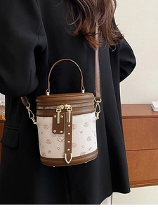 Petit sac seau cylindrique avec motifs de dessins animés et finitions en cuir brun