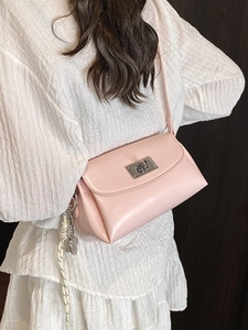 Sac à bandoulière rose pour femme avec fermoir rotatif argenté et breloque tressée