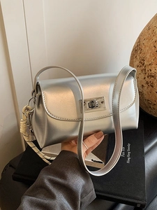 Sac à main argenté métallisé avec pampille tissée et fermoir rotatif en métal