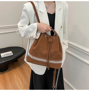 Borsa a secchiello caramello con ricamo geometrico e tracolla a catena argento
