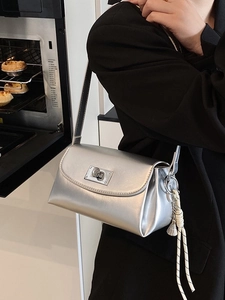 Sac bandoulière rectangulaire argent métallisé avec fermoir rotatif et pendentif corde