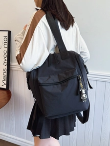 Mochila negra ligera de nailon para mujer con gran capacidad y colgante de oso plateado