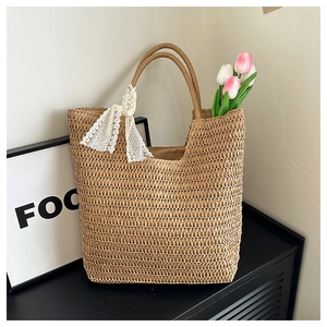 Detailansicht der Stroh-Stofftasche mit dekorativem Spitzenschal und frischen Tulpen