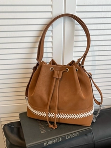 Zaino a Secchiello in Pelle PU Moda Donna Chiusura a Coulisse Ricamo di Grano Decorazione a Catena Borsa a Tracolla Casuale