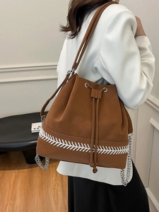 Borsa a secchiello marrone con coulisse, ricamo bianco e catena argento da donna