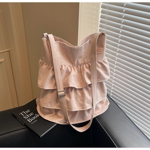 Detailansicht der rosa gerafften Beuteltasche mit mehrlagigen Wellen und verstellbarem Gurt