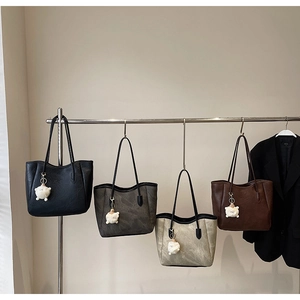 Vier große 通勤-Shopper in verschiedenen Farben mit Plüsch-Anhängern und mattem Finish