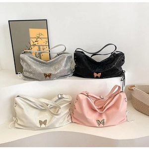 Dettaglio di borse tote minimaliste in argento, nero, beige e rosa con fibbie a farfalla
