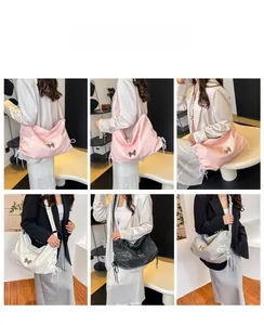 Modella che indossa grandi borse tote in rosa, bianco e nero con dettagli a coulisse