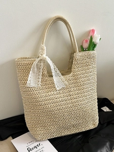 Schicke cremefarbene Stroh-Tote-Bag mit elegantem Spitzenband und Tulpen-Akzenten