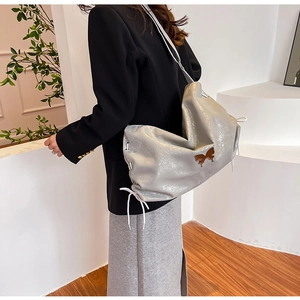 Grande borsa a tracolla argento con decoro a farfalla e dettagli laterali a coulisse