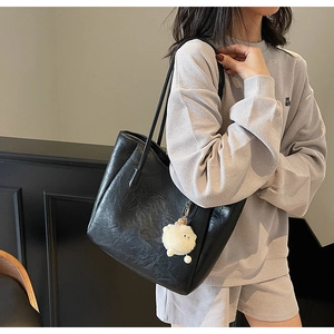 Schwarze Shopper-Tasche aus Leder mit Vintage-Textur und süßem weißem Schaf-Anhänger