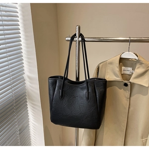 Detailansicht der schwarzen Kunstleder-Einkaufstasche mit Fashion trend BAGS Aufdruck