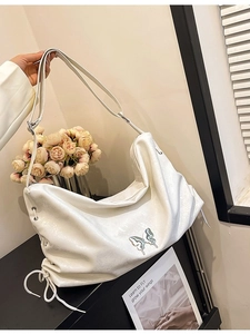 Borsa hobo bianca minimalista con logo a farfalla e tracolla larga regolabile