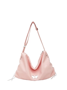 Borsa hobo rosa stile Y2K con farfalla argentata e lacci laterali su sfondo bianco
