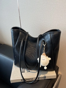 Große schwarze Leder-Shopper-Tasche mit modischem Plüsch-Anhänger und Prägung