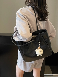 Schwarze Shopper Tasche mit großem Fassungsvermögen und weißem Plüsch-Lamm-Anhänger