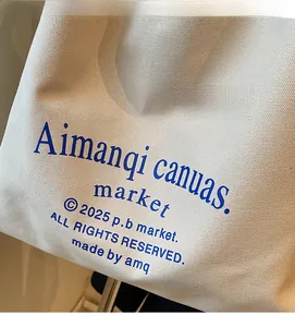 Gros plan du sac fourre-tout en toile montrant la texture et le texte bleu imprimé