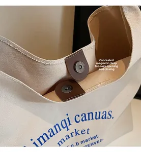 Vue détaillée du sac en toile avec fermoir magnétique et accent en cuir brun