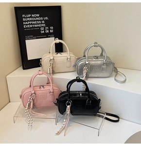 Sacs style Boston en blanc, argent, rose et noir avec pendentifs en corde tressée