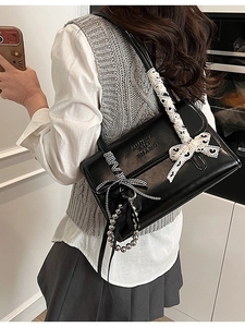 Borsa a spalla in pelle nera con fiocco in pizzo decorativo e dettaglio catena di perline