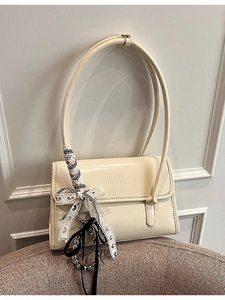 Borsa a tracolla chic in ecopelle beige con nastri decorativi e catena di perle