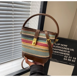 Detail der mehrfarbigen Web-Eimertasche mit Lederbesatz und goldenem Drehverschluss