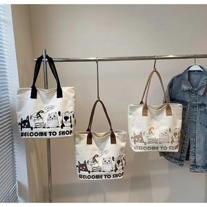 Trois sacs cabas en toile avec imprimés animaux mignons sur un support en métal