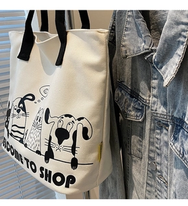 Détail du sac cabas en toile avec illustrations de chat et chien mignon et anses noires