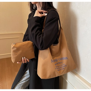 Détail du grand cabas en toile caramel avec pochette assortie et lettrage artistique