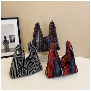 Detalle de la textura de tela de bolsos tote boho con rayas en tres diseños únicos
