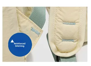 Dettaglio del rinforzo bartack sugli spallacci dello zaino in nylon beige per resistenza