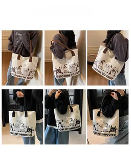 Photos lifestyle d'un grand sac fourre-tout en toile avec imprimé animaux et deux bandoulières