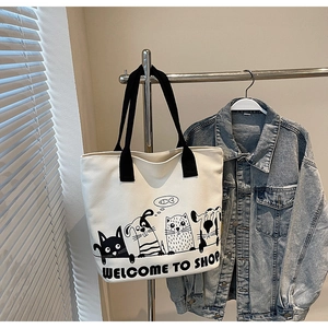 Détails du grand sac cabas en toile avec des imprimés d'animaux de dessin animé