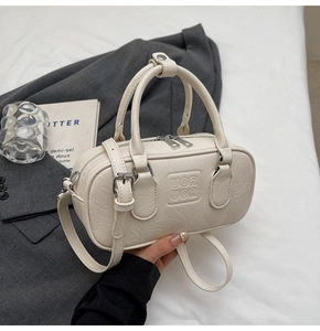 Détail d'un sac bowling crème avec gaufrage texturé UOR UOR et double fermeture éclair