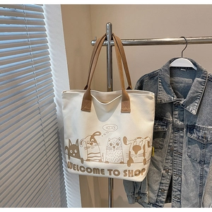 Sac fourre-tout en toile avec illustration de chat et chien sur un support d'exposition