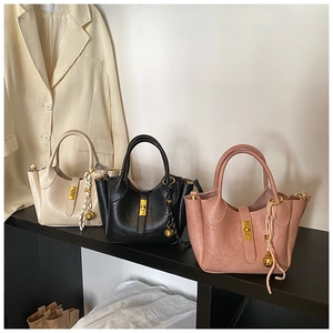 Trois élégants sacs seaux en cuir beige noir et rose avec ferrures en métal doré