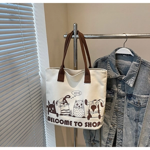 Détail du sac fourre-tout en toile avec imprimé animal mignon et anses brunes