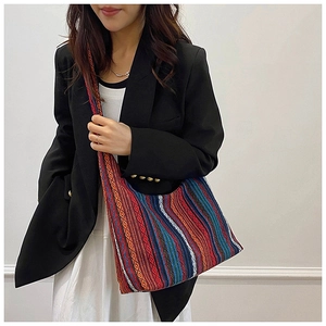 Detalle de textura del bolso tote tejido étnico con patrones de rayas geométricas de colores