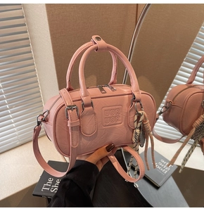 Détails du sac bowling rose avec texture en cuir froissé et garnitures argentées