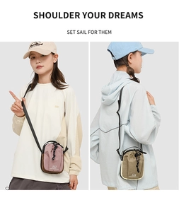 Detail van waterdichte crossbody telefoontas met trekkoordsluiting en verstelbare riem