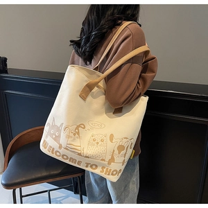 Grand sac fourre-tout en toile beige avec imprimé animal mignon vu de côté sur l'épaule
