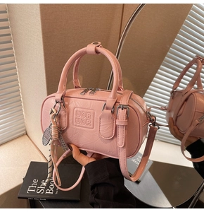 Détails du sac Boston rose plissé avec logo UOR UOR et breloque raquette de tennis