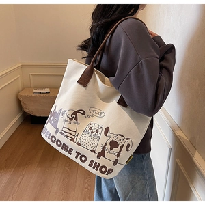 Détail de motifs animaux mignons sur un grand sac cabas en toile blanc cassé pour femme