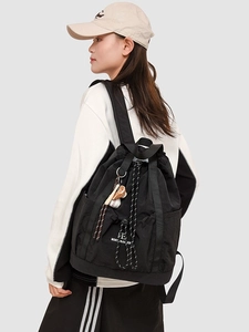 Zaino leggero in nylon nero con coulisse e logo North Hansen visto da un'angolazione laterale