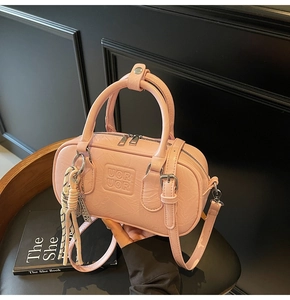 Détail du sac bowling rose avec relief UOR UOR et fermeture éclair métallique