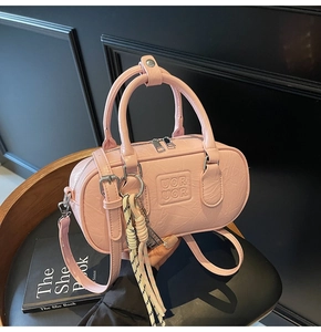 Détail du sac bowling rose en cuir PU plissé avec logo embossé et finitions