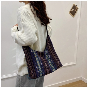 Primer plano detallado del bolso tote bohemio con vibrantes patrones geométricos de lona