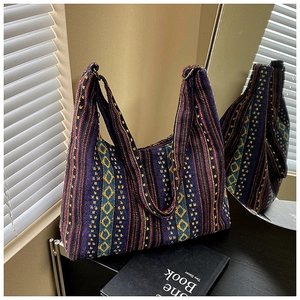 Detalle del bolso tote de tejido bohemio con rayas de colores y correa ancha