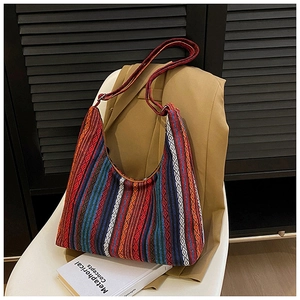 Detalle de bolso tote étnico tejido con rayas de colores y correa ajustable para el hombro